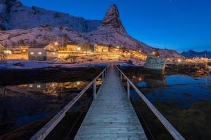 inverno em reine, ilhas lofoten, noruega. foto