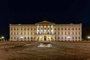 palácio real de oslo à noite. o palácio é a residência oficial do atual monarca norueguês. foto