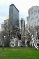 esculturas de árvores de aço inoxidável no parque madison square em nova york foto