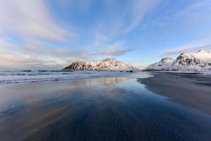 praia de skagsanden nas ilhas lofoten, noruega no inverno. foto
