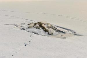 lago nevado storvatnet nas ilhas lofoten, noruega no inverno. foto