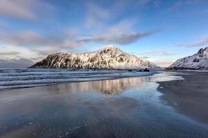 praia de skagsanden nas ilhas lofoten, noruega no inverno. foto