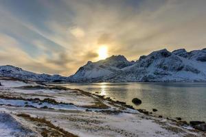 montanhas em flakstadoya nas ilhas lofoten, noruega foto