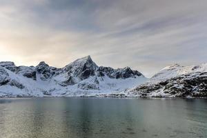 montanhas em flakstadoya nas ilhas lofoten, noruega foto