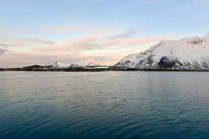 paisagem de inverno ao longo das pontes fredvang nas ilhas lofoten, noruega. foto
