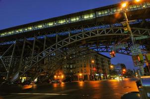 trilhos de trem elevados na estação de metrô 125th street e na broadway na cidade de nova york. foto