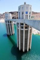 Hoover Dam, originalmente conhecida como Boulder Dam, é uma represa de concreto em arco de gravidade no Black Canyon do Rio Colorado, na fronteira entre os Estados Unidos de Nevada e Arizona. foto