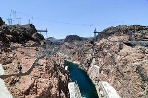 Hoover Dam, originalmente conhecida como Boulder Dam, é uma represa de concreto em arco de gravidade no Black Canyon do Rio Colorado, na fronteira entre os Estados Unidos de Nevada e Arizona. foto