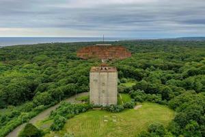 o parque estadual camp hero e a instalação semiautomática de radar ambiental terrestre, agora desativados em montauk, long island. foto