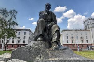 minsk, bielorrússia - 21 de julho de 2019 - monumento ao escritor bielorrusso yakub kolas na praça yakuba kolasa. foto