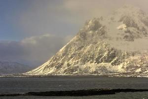 natureza de vestvagoy nas ilhas lofoten, noruega foto