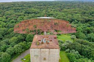 o parque estadual camp hero e a instalação semiautomática de radar ambiental terrestre, agora desativados em montauk, long island. foto