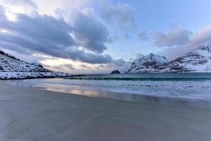 haukland beach nas ilhas lofoten, noruega no inverno ao entardecer. foto