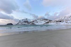 haukland beach nas ilhas lofoten, noruega no inverno ao entardecer. foto