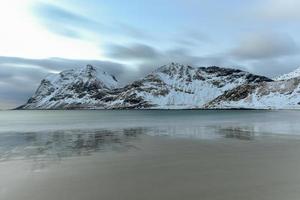 haukland beach nas ilhas lofoten, noruega no inverno ao entardecer. foto
