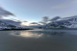 haukland beach nas ilhas lofoten, noruega no inverno ao entardecer. foto