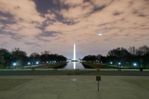 monumento de washington à noite no distrito de columbia, eua. foto