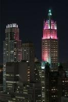 torres de escritórios no centro de manhattan em nova york à noite foto