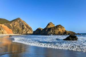 praia de pfeiffer ao longo do parque estadual de pfeiffer em big sur, califórnia. foto