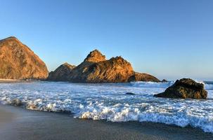 praia de pfeiffer ao longo do parque estadual de pfeiffer em big sur, califórnia. foto