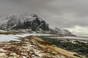 praia de seixos cênica em eggum, ilhas lofoten, ártico, noruega, escandinávia, europa em um dia nublado de inverno. foto