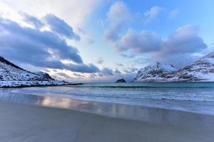 haukland beach nas ilhas lofoten, noruega no inverno ao entardecer. foto