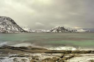 haukland beach nas ilhas lofoten, noruega no inverno ao entardecer. foto