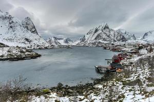 inverno em reine, ilhas lofoten, noruega. foto