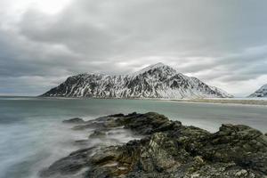 praia de skagsanden nas ilhas lofoten, noruega no inverno em um dia nublado. foto