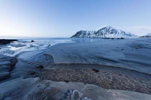 praia de skagsanden nas ilhas lofoten, noruega no inverno ao entardecer. foto
