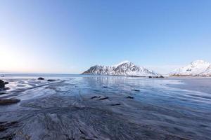 praia de skagsanden nas ilhas lofoten, noruega no inverno ao entardecer. foto