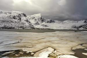 flakstadoya nas ilhas lofoten, noruega no inverno em um dia nublado. foto