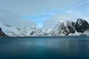 horário de inverno em reine, ilhas lofoten, noruega. foto