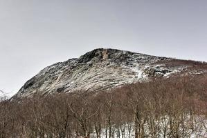 montanhas brancas cobertas de neve de new hampshire no inverno. foto