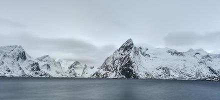 cabana de pesca no pico da montanha hamnoy e lilandstinden no inverno em reine, ilhas lofoten, noruega. foto