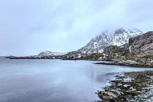 inverno em blomsteroya, ilhas lofoten, noruega. foto