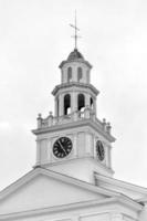 a primeira igreja congregacional é uma igreja congregacional ativa em woodstock, vermont. o edifício original foi construído em 1807 e reconstruído em 1890. foto