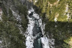 quechee gorge e rio em vermont durante o inverno. foto