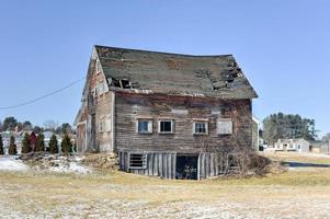 casa de fazenda abandonada e em colapso em rutland, vermont no inverno. foto