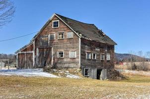 casa de fazenda abandonada e em colapso em rutland, vermont no inverno. foto