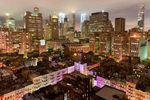 vista do horizonte de manhattan à noite quando o anoitecer se aproxima. foto