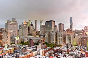 vista do horizonte de manhattan à noite quando o anoitecer se aproxima. foto