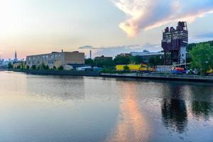 newtown creek entre greenpoint, brooklyn e maspeth, queens na cidade de nova york. foto