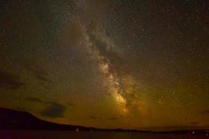 vista das estrelas e da via láctea de cranberry lake, nova york. foto