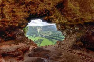 vista através da caverna da janela em arecibo, porto rico. foto