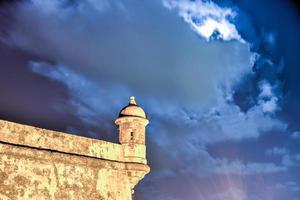 castillo san felipe del morro, também conhecido como forte san felipe del morro ou castelo morro ao entardecer. é uma cidadela do século xvi localizada em san juan, porto rico. foto