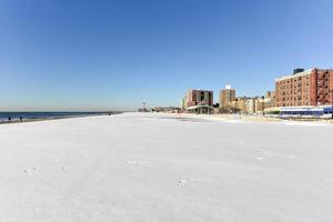 praia de coney island em brooklyn, nova york, após uma grande tempestade de neve. foto