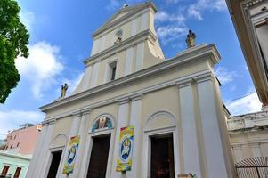 a catedral de san juan bautista é uma catedral católica romana na velha san juan, porto rico. esta igreja foi construída em 1521 e é a igreja mais antiga dos estados unidos. foto