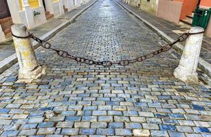 ruas de paralelepípedos azuis de san juan, porto rico. foto