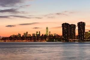 vista do horizonte da cidade de nova york do gantry park, long island city, queens. foto